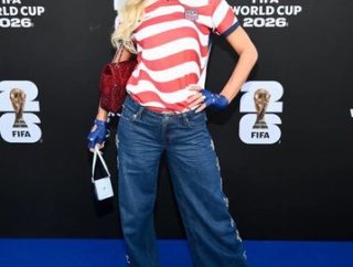 【衝撃】アメリカW杯開幕戦、パリス・ヒルトンさんがスワロフスキー仕様ユニで来場ｗｗｗｗｗｗｗｗｗｗ