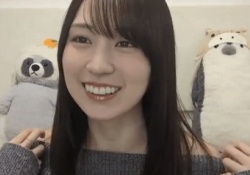 【速報】賀喜遥香、配信中に服がずり落ちそうになる