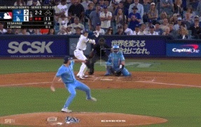 【WS第5戦】大谷翔平 空振り三振でヘルメットが脱げるレアシーン 難敵右腕のスプリットにバットが空を切る スタンドからMVPコールも