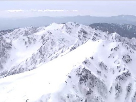 【北アルプス北穂高岳】雪崩を誘発、登山中の男性を死亡させた疑い…山小屋スタッフの男性スキーヤーを書類送検…下山しようと斜面滑る