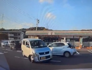 【衝撃】セブンの駐車場でとんでもない事故が発生…踏み間違いのレベルがヤバすぎると話題にｗｗｗｗｗ