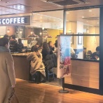 スタバにやってきたX民「混んでるのに2席分占拠してる女いる・・・マナー悪っ」→その後衝撃展開に・・・