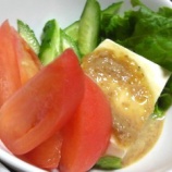『トマトのゼリーと野菜サラダ』の画像
