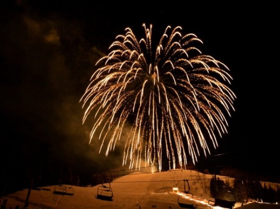 バレンタインは花火で特別な一夜に！『あわすのスキー場』で花火打ち上げ！日本一薄暗いナイター同時開催！2月14日。