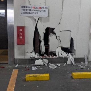 【悲報】パチンコ屋の外壁に車で盛大に穴を開けた客がそのまま逃走…店長がいち早い謝罪を促す