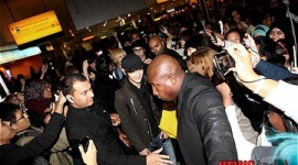 【K-POP】SHINeeが英国にやってきた!現地ファンの熱烈歓迎でヒースロー空港がマヒ!空港にいたロンドン市民の視線が全て集中!