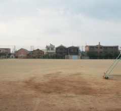 夏休みも終わりだ！岩船小学校のグラウンドの改修工事が終わってる
