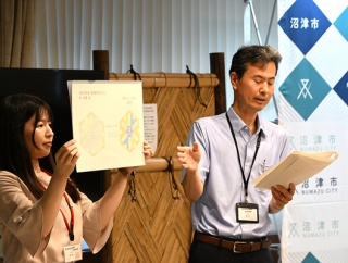 「学ぶって楽しそう」が形になった。64作品の中から選ばれた沼津市民カレッジの新しいロゴがお披露目されたよ。
