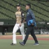 日ハム玉井、右脚に打球が当たり緊急降板…