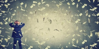 借金があるのに、家電や外食、私へのプレゼントを買ってくる彼氏。返済に回したら？