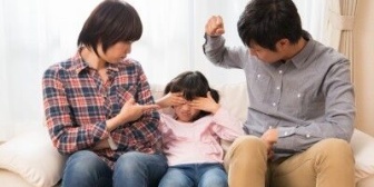 私が子を叱ると旦那も一緒になって叱る。片方が叱ってたらもう片方はフォローに回ってあげてと言ってるのに全然治らない