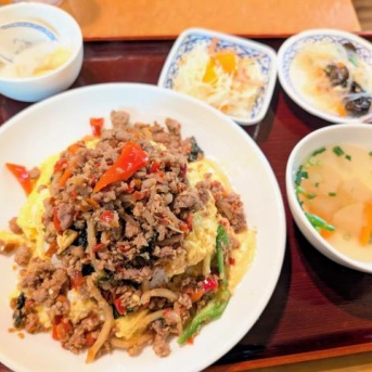 タイ料理「チャオタイ銀座店」でランチ「豚肉のガパオ炒めごはん＆オムレツ・スクランブルエッグ（カイコン）」