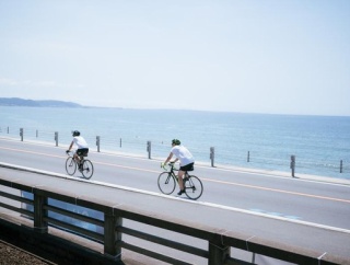 神奈川県警の自転車ルール投稿に批判が相次ぐ、「歩道を走らせろ」など制度への不満が噴出