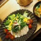 薬味たっぷりで美味さ倍増！自家製サラダチキンがメインのヘルシー晩ごはん。
