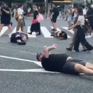 渋谷のスクランブル交差点で転げ回って移動する外国人に世界が唖然！　海外の反応。