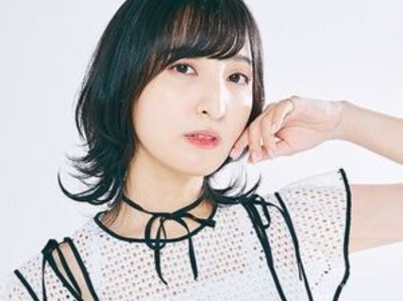 【画像】佐倉綾音さん、面白い服で取材を受ける・・・