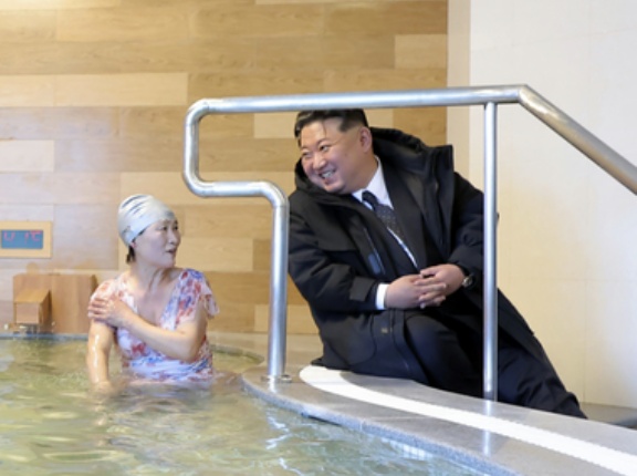 【画像】金正恩｢北朝鮮に温泉作った！！！！｣