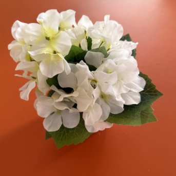 花を飾りはじめたら「ないと寂しい」体質になった話。ダイソー220円の造花でも十分素敵でした