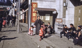 【画像】昭和20〜30年頃の懐古的な町写真に心惹かれるのはなぜだろう?