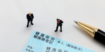 会社で怪我をして、健康保険で治療中だったけど、会社は労災を隠してるみたい。健保の書類に正直に記入しても大丈夫かな？