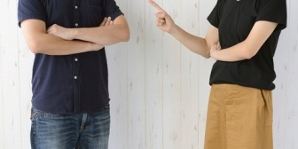 【何が正しいの？】上司の家に行く途中当て逃げされた。通報→事情聴取とバタバタ。嫁への連絡が遅れた。その時は問題無かったが家に帰るなり…ヒス。
