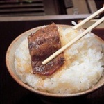 日本人「おかずを口に放り込んだ瞬間、、、(眼ｶｯ!)今やっ！ご飯ハムッハムッ！！」外国人「・・・」