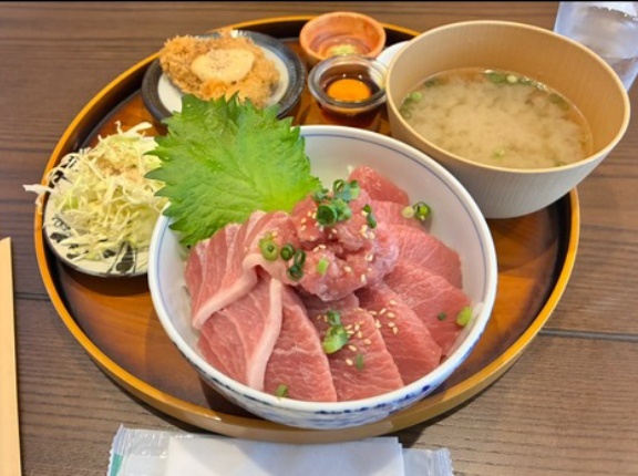 【画像】うわぁー、こんな綺麗な色したマグロ丼食べたことあるか？WWWWWWW