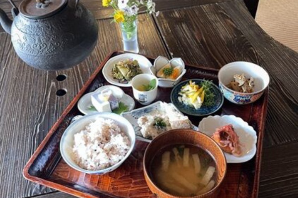 あっちこっちここページ March. #illustration