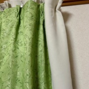 猫と一緒に北海道の冬支度（隙間テープと窓用断熱シート貼り）