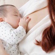 【画像】巨乳ママが授乳する光景、羨ましく見えてしまうｗｗｗｗｗｗｗ
