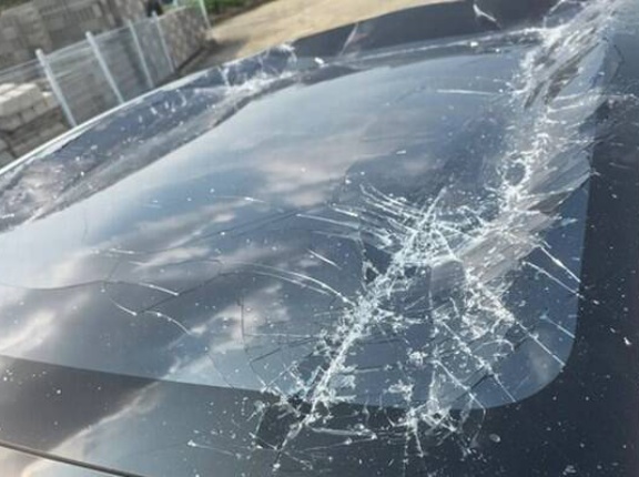 【悲報】韓国でサンルーフバキバキ状態のテスラ車が納車されたというオーナーさんが話題に…