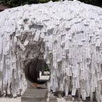 【マジ注意】推し活で借金600万の30代女性、京都最強の縁切り神社『安井金毘羅宮』で「金に縁のない自分との縁切り」を祈願　→　最悪の形で実現…