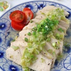 暑い日はレンジでしっとり♪鶏むね肉のネギ塩レモン！