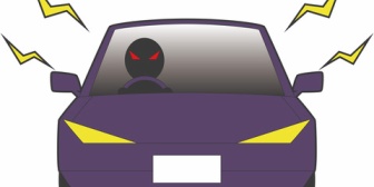 【胸糞武勇伝】細い路地でDQN車と対面に。お互い譲らずあっちが鬼の形相で下りてきたので車の間を通り過ぎるタイミングで発進して車と車の間に挟んでやった