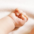 イギリスで3人のDNAを用いて誕生した赤ちゃん、遺伝性疾患がないことが確認される