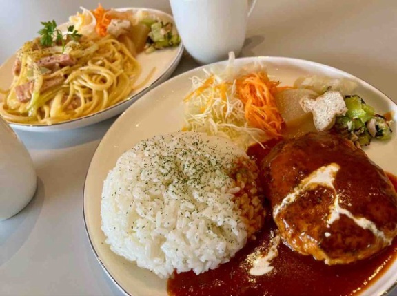 中央区小張木にオープンした『喫茶tangent』で『ハンバーグプレート』『トリュフ風味のカルボナーラ』『tangentパフェ』『自家製レモネード』食べてみた。