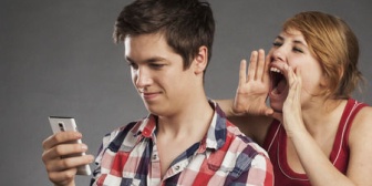 彼氏と職場以外で会えない日が続き電話だけでもとしたが出てすぐ切られた。Lineで「ごめん今まずかった？」→30分後「携帯ゲームやってるのに電話してこないでよ」