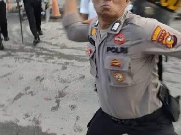 インドネシア「お前らの国の警察官はどんな姿なのか見せてくれ」