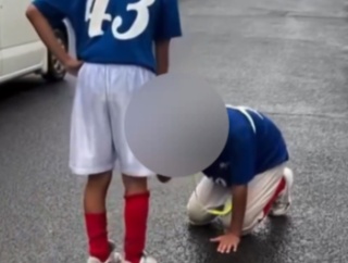 【胸糞】中学生いじめ動画、土下座させて地面を舐めさせる内容が拡散され大炎上