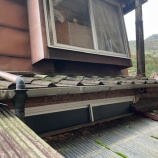 『庇葺き替え工事　セメント瓦→石付き板金』の画像