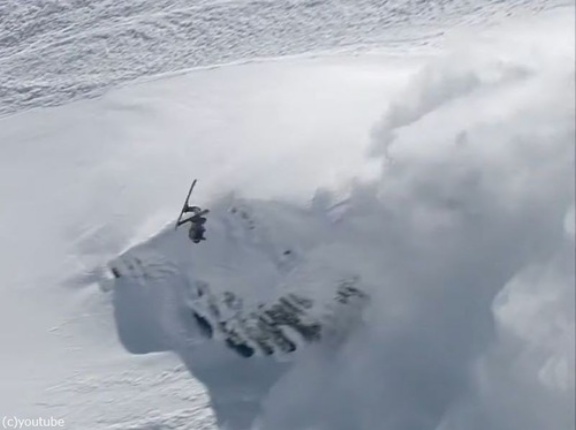 雪崩から逃げながらバックフリップで離脱するスキー選手…伝説のシーンが誕生した瞬間