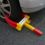 【画像】コンビニ店員の無断駐車対策が物議！用意した車のタイヤをロックし「はずしてほしかったら４万ください」
