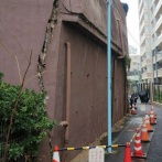 杉並の住宅街崩壊、擁壁の亀裂がとんでもなく怖すぎる