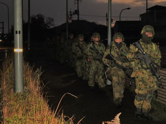 共産党鳥取県議「米子陸上自衛隊が80人も夜中に街中を行進するそうでビックリ」！