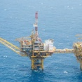 政府、東シナ海の日中中間線で掘削船固定の中国に抗議…ガス田開発か！