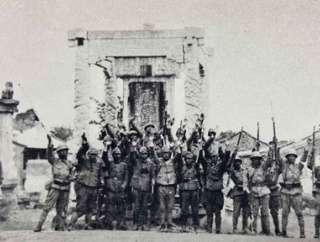 【X自動翻訳】愛国インフルエンサー「俺のじいちゃんが戦争中に中国便衣兵に撃たれて許せない」→ 一瞬で論破される