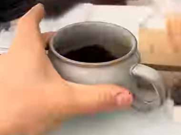 私はコーヒーが好きだ。飲みながら家で仕事をしていた → でもこれは飲めそうにありません…