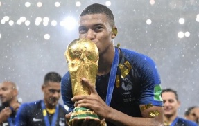 【聖人】サッカー選手長者番付1位で年間300億稼ぐエムバペ選手「ハイブランド、夜遊びに興味無い。休日は難病の子供達とサッカー」