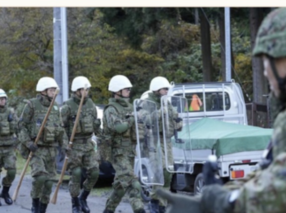 【画像】クマ対策で派遣された自衛隊、装備が『ちいかわ』すぎる…