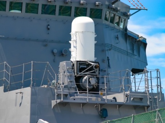 海上自衛隊が試験艦「あすか」で搭載試験中のレールガンを公開